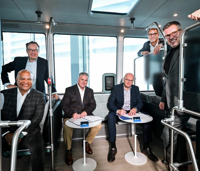 Die strategische Partnerschaft wird von Joe Moye von beep und Josef Waldbauer von ZF unterzeichnet, während Kevin Reid, Hinrich Woebcken, Dr. Holger Klein und Torsten Gollewski anwesend sind. (Foto: ZF Friedrichshafen AG)