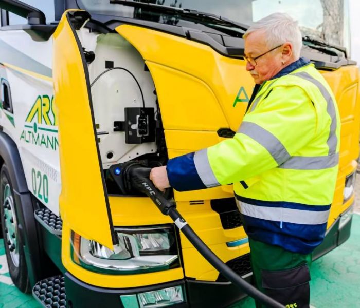 Als Vorreiter in der Branche präsentiert Scania den P 25 BEV, einen Autotransporter, der mit einer vollständig elektrischen Antriebseinheit ausgestattet ist und somit zu einer nachhaltigen und umweltfreundlichen Transportlösung beiträgt. (Foto: Michael Baumgartner. KiTO)