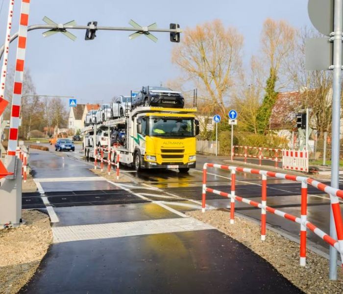 Mit dem Scania P 25 BEV wurde erstmals ein vollständig elektrischer Autotransporter entwickelt, der den Transport von Fahrzeugen auf umweltfreundliche Weise ermöglicht. (Foto: Michael Baumgartner. KiTO)