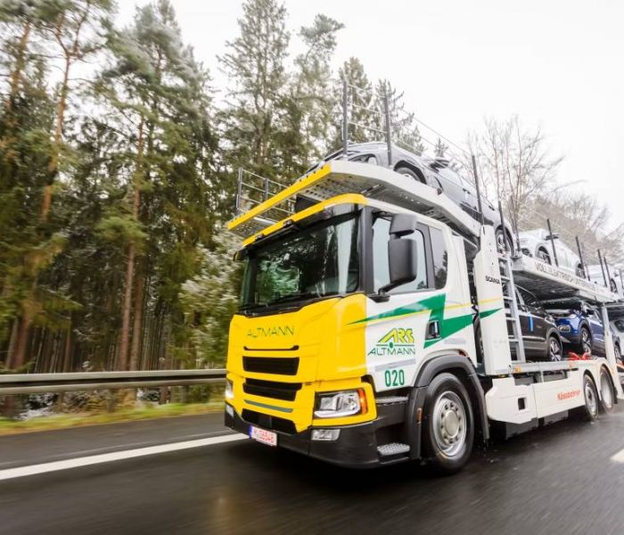 Als weltweit erster vollelektrischer Autotransporter setzt der Scania P 25 BEV neue Maßstäbe in der Transportindustrie. (Foto: Michael Baumgartner. KiTO)